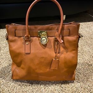 Used but in great condition shoulder bag. Large size- it fits a 13”laptop, books